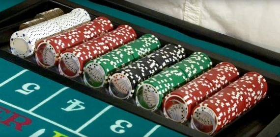 Mini baccarat bank and dealer area