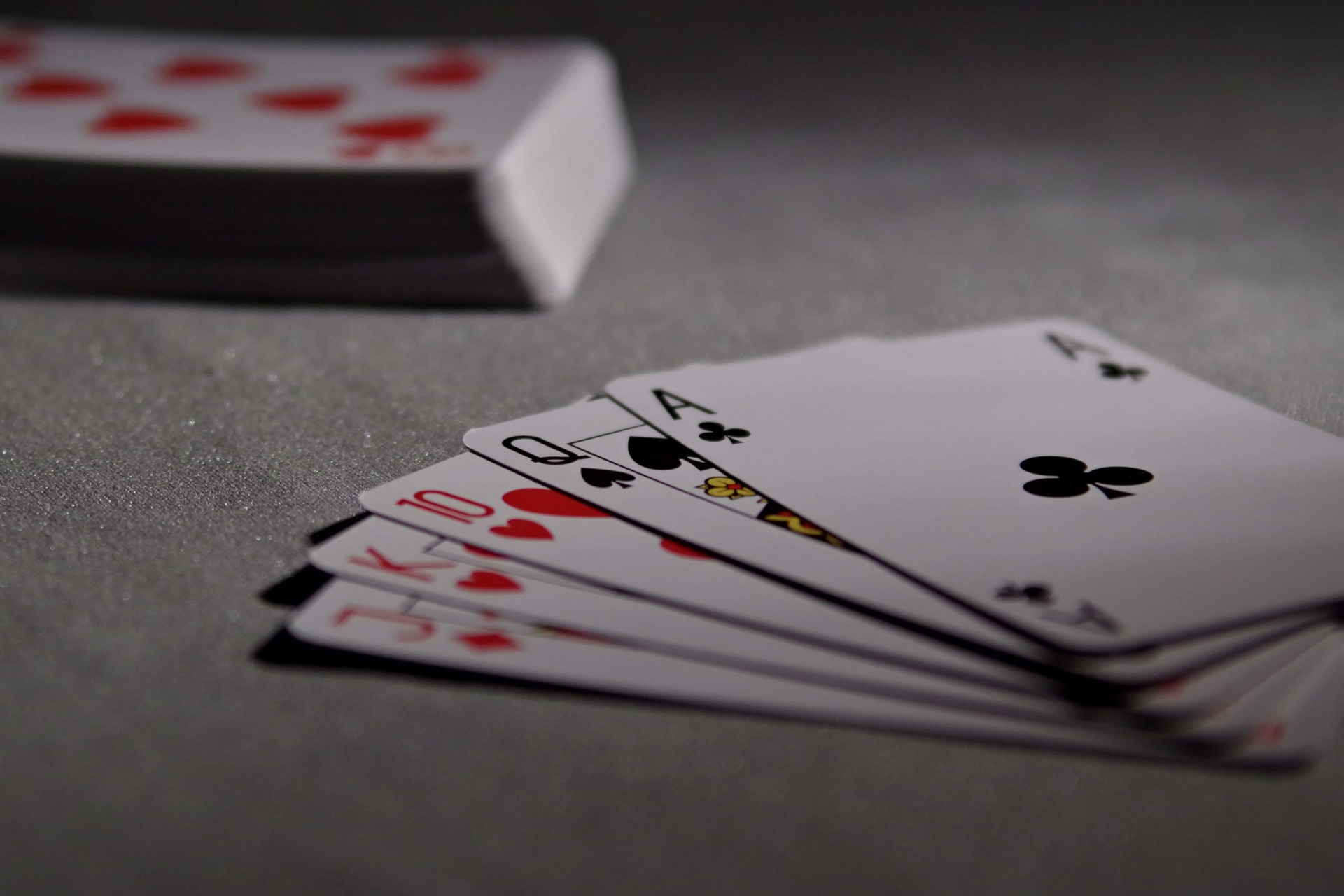 The Advantages and Disadvantages of Online Poker