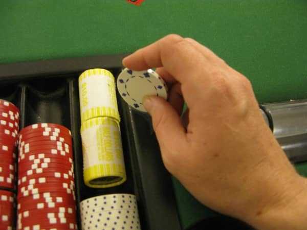 The dealer is tapping the tip on the metal of the bank The dealer is tapping the tip on the metal of the bank